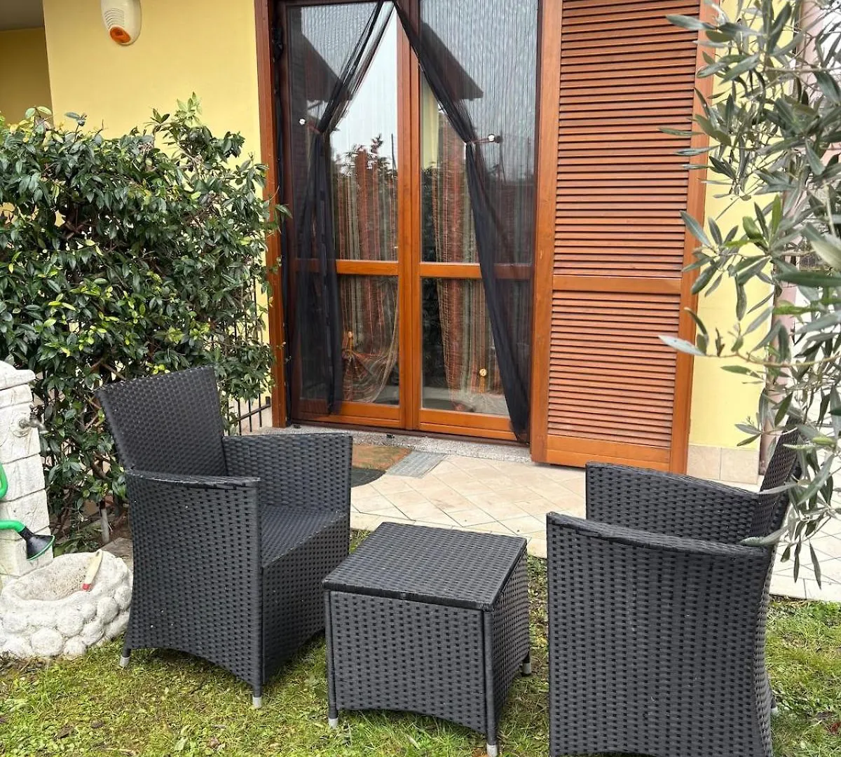 Malpensa Airport Apartment On The Lake Somma Lombardo Italy